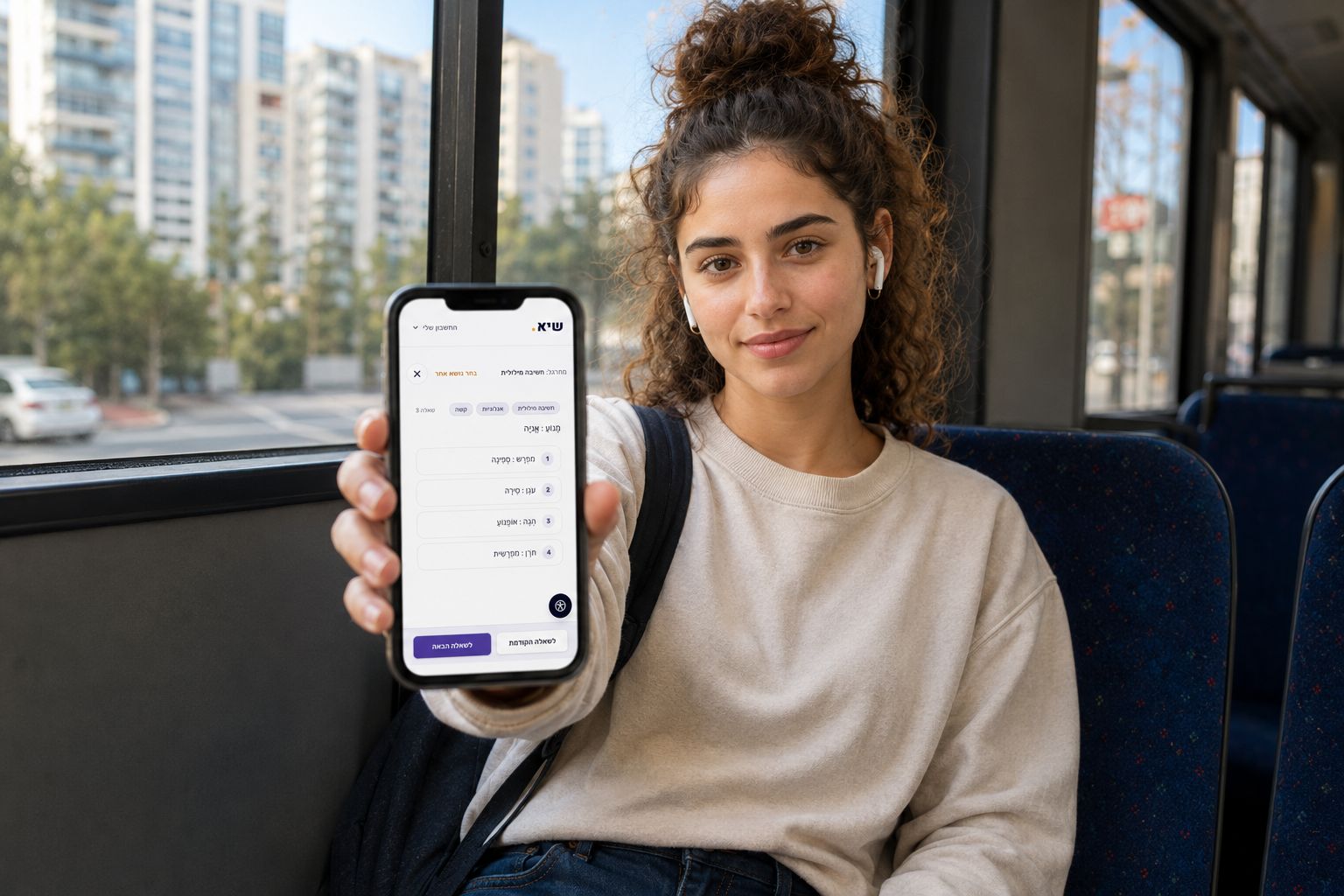 צעירה מתרגלת לפסיכומטרי מהנייד באוטובוס